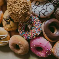 Kolorowe pączki z posypką, lukrem i cukrem pudrem. Każdy kusi swoim wyglądem, a ich pączek kcal może przyprawić o zawrót głowy.