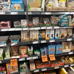 Półka z produktami bezglutenowymi: wafle, ciastka, muffiny, makarony i inne.