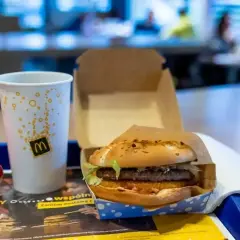 Cheeseburger McDonald's z frytkami i napojem. Czy zastanawiałeś się nad jego kcal?