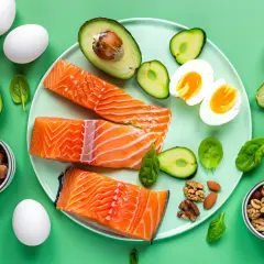 Łosoś, awokado, jajka i orzechy – składniki idealne na dietę przy wysokim cholesterolu.