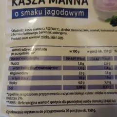 Kaszka manna o smaku jagodowym. Na opakowaniu tabela wartości odżywczych, gdzie grysik jest głównym składnikiem.