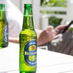 Butelka Heineken 0.0 na stole. Zastanawiasz się, ile kalorii ma piwo? To piwo bezalkoholowe ma ich niewiele.