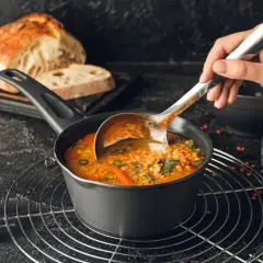 Gorąca zupa z soczewicy, doprawiona nutą tamaryndowca, gotowa do podania z chrupiącym chlebem.