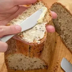 Czym smarować chleb przy wysokim cholesterolu? Zdrowe alternatywy