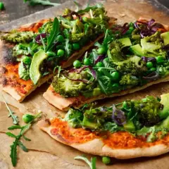 Z czym pizza wegetariańska? Najlepsze dodatki, które zaskoczą smakiem