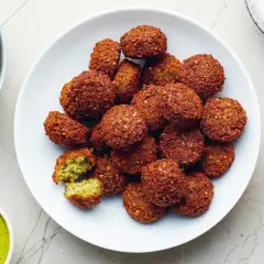 Talerz pełen chrupiących kuleczek falafel. Co to jest? To pyszna przekąska z ciecierzycy, idealna do sosu tahini.