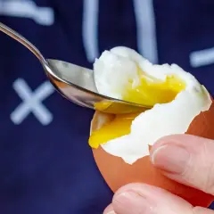 Łyżeczka wydobywa płynne żółtko z jajka na miękko. Idealne na śniadanie, dostarcza cennych kcal.
