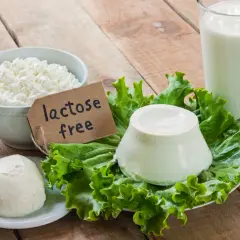 Serek wiejski, ser mozzarella, ser biały i szklanka mleka na sałacie. Etykieta "lactose free" wyjaśnia, że laktoza co to jest, nie stanowi problemu.