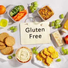 Bez glutenu i laktozy: zdrowe przekąski, owoce, warzywa, hummus i sok. Idealne na lunchbox.