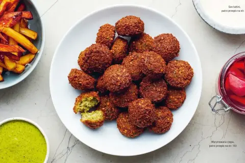 Talerz pełen chrupiących kuleczek falafel. Co to jest? To pyszna przekąska z ciecierzycy, idealna do sosu tahini.