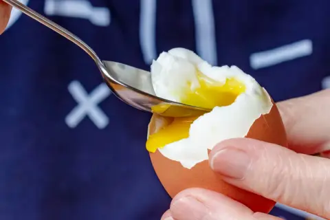 Łyżeczka wydobywa płynne żółtko z jajka na miękko. Idealne na śniadanie, dostarcza cennych kcal.