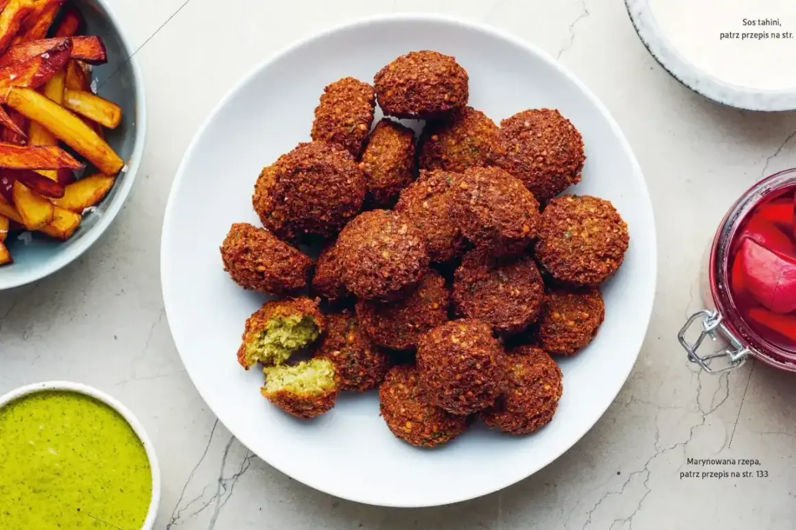 Talerz pełen chrupiących kuleczek falafel. Co to jest? To pyszna przekąska z ciecierzycy, idealna do sosu tahini.