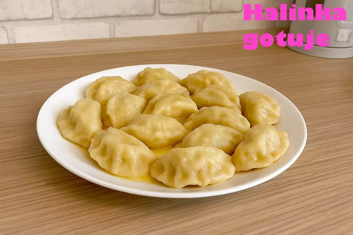 Talerz pełen pysznych pierogów ruskich, które Halinka gotuje. Zastanawiasz się nad pierogi ruskie kcal?