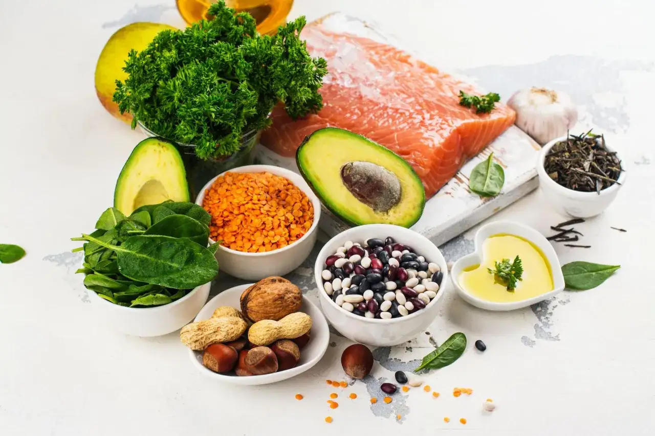 Łosoś, awokado, orzechy, fasola, soczewica, szpinak, czosnek, oliwa i zielona herbata – składniki, które pomogą Ci dowiedzieć się, jak obniżyć cholesterol.
