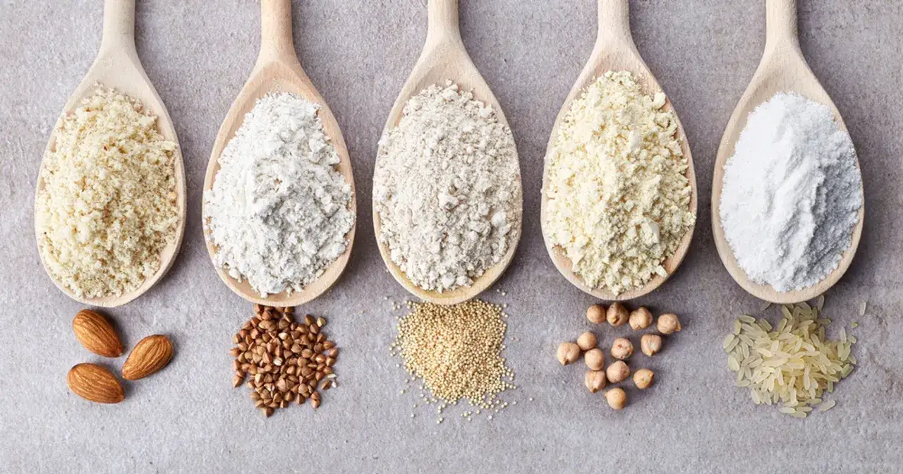 Pięć łyżek z różnymi mąkami: migdałową, gryczaną, z amarantusa, ciecierzycy i ryżową. Czy mąka orkiszowa ma gluten? To pytanie nurtuje wielu.