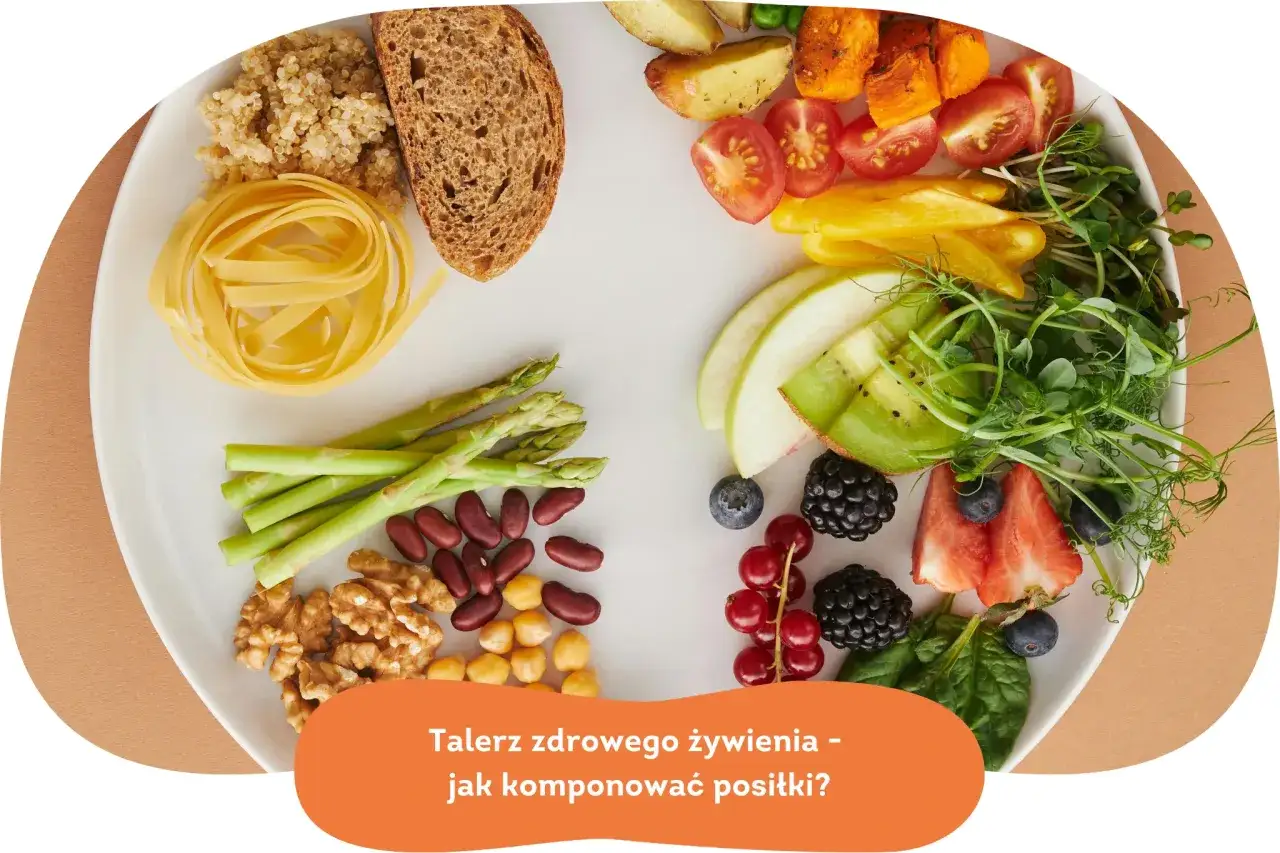 Talerz zdrowego żywienia z bogactwem warzyw, owoców, orzechów i nasion, dostarczających cenny błonnik pokarmowy.