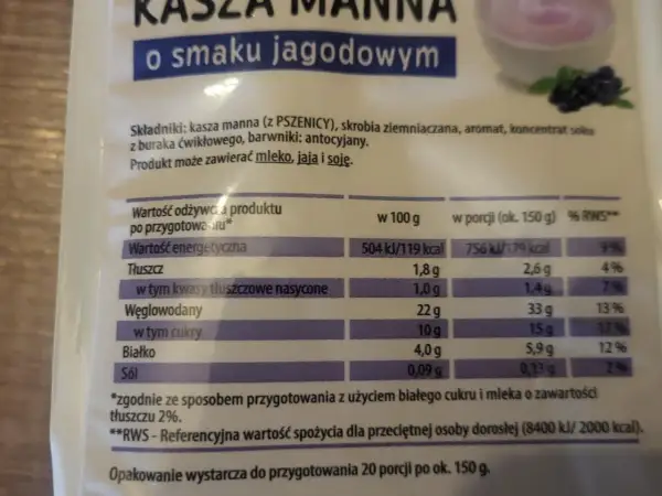 Kaszka manna o smaku jagodowym. Na opakowaniu tabela wartości odżywczych, gdzie grysik jest głównym składnikiem.